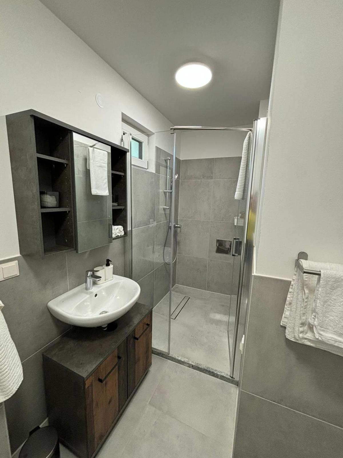 Aparthotel Infinity Виена Екстериор снимка